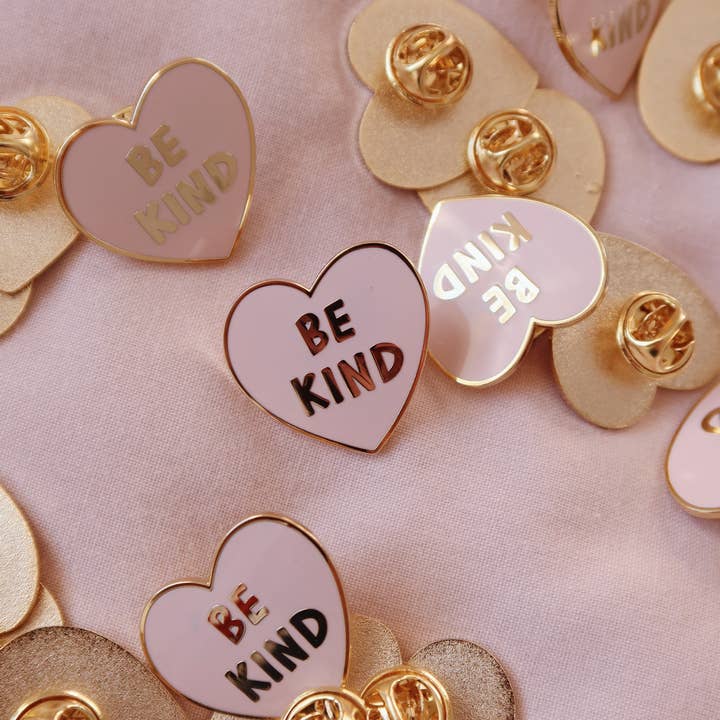 Spilla smaltata Be Kind per la vendita all'ingrosso da parte di Dani White Design