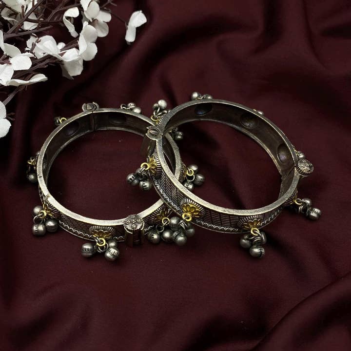 Tofarvet skruebøjle med Ghungroo-vedhæng for engroshandel hos Quirky Fashions