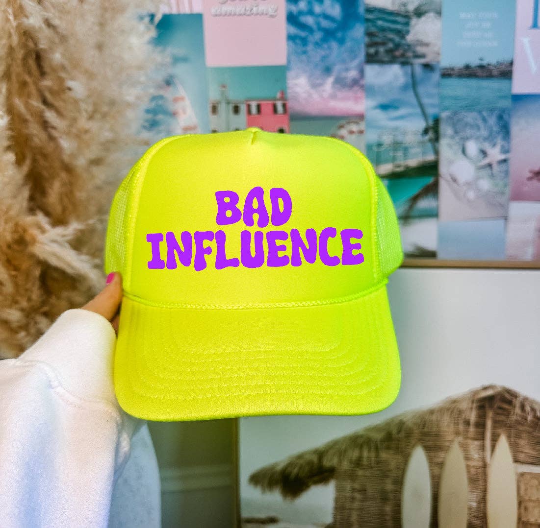 Southern Attitude Designs Inc - Venta al por mayor Gorra trucker - Mujer - Gorra de camionero amarillo neón con estampado DTF de Bad Influence