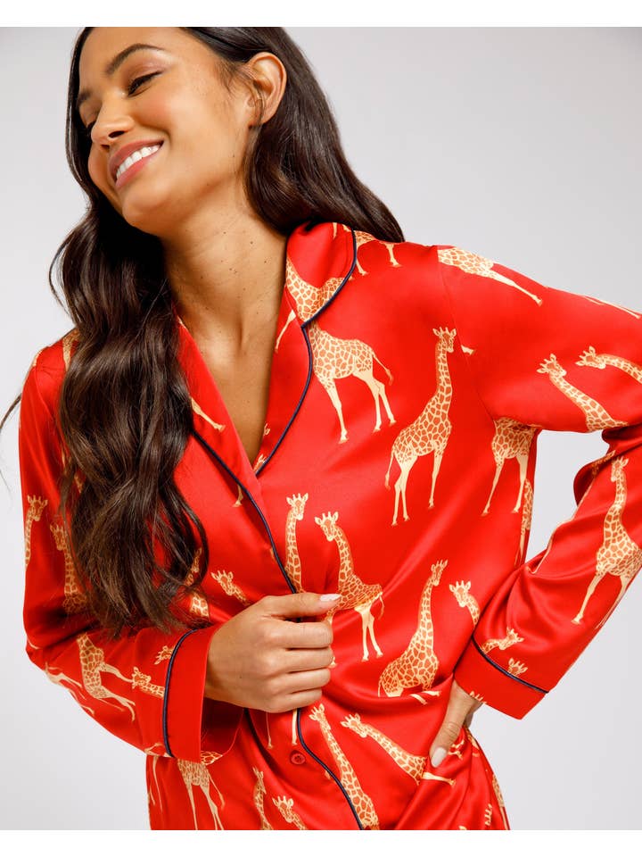 Rouge Ensemble de pyjama long à imprimé girafe rouge satiné en vente sur Faire