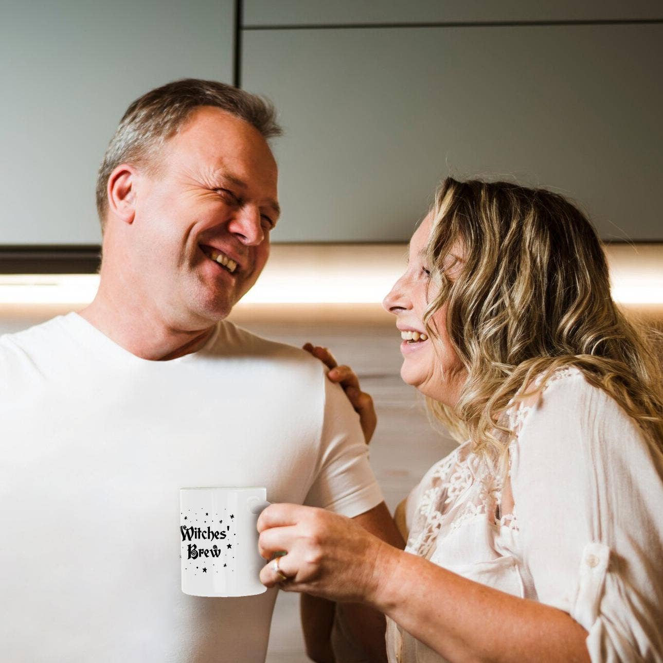 3dRose – wholesale Kaffekoppar – 3dRose, Häxbrygd - Magisk Halloweenhäxas dryck svart text och stjärnor, Mugg10