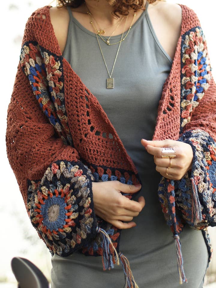 Cardigan bohémien all'uncinetto bordeaux, modello shabby, stile hippie per la vendita all'ingrosso da parte di miglo