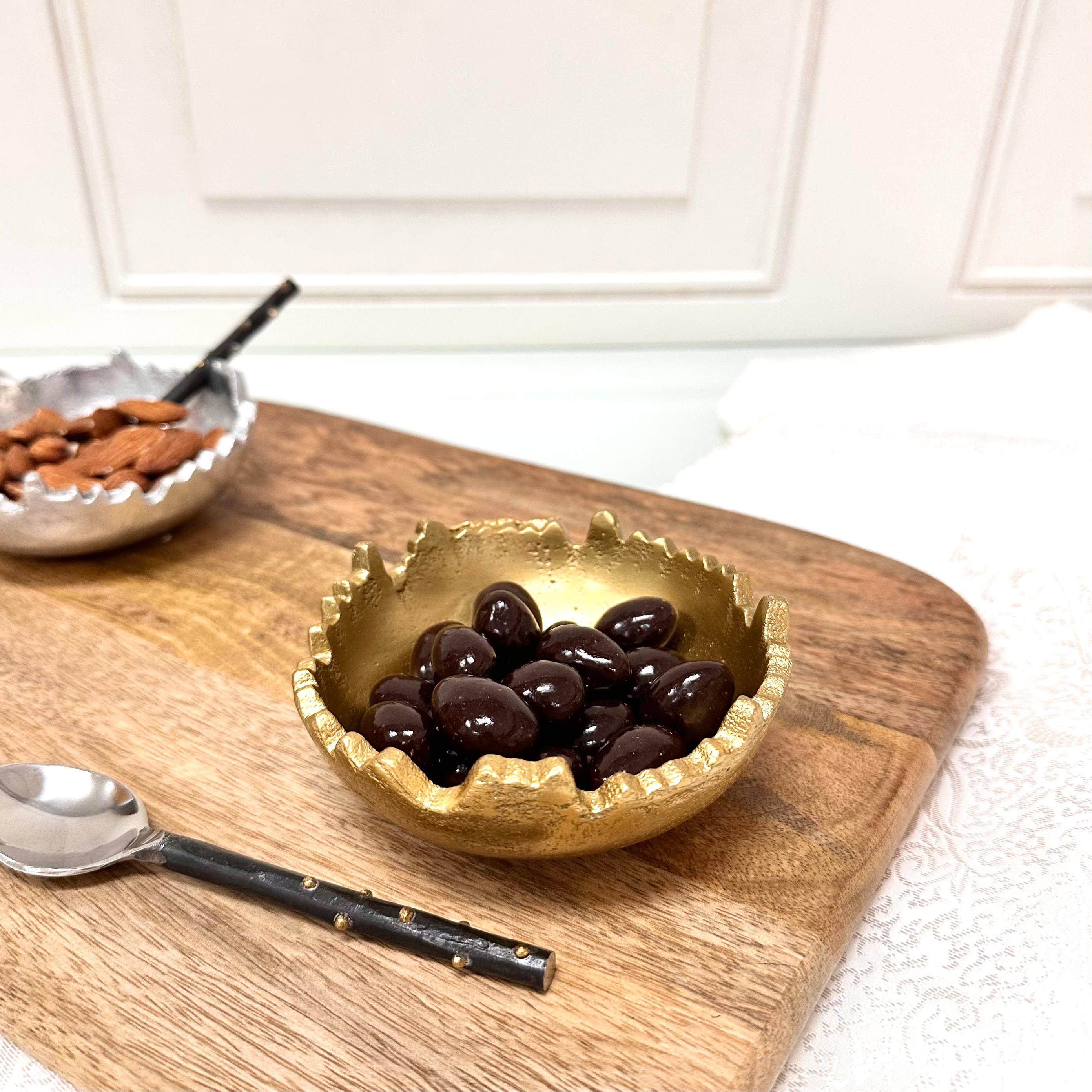 India Handicrafts Inc – wholesale Dekorativ tallrik/fat/skål – Guldig rund skål med trasig kant och strukturerad yta4