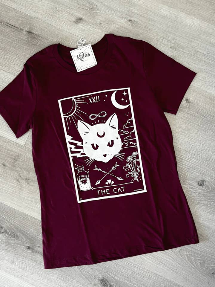 T-shirt décontracté Kittees - The Cat Tarot, bordeaux pour la vente par Kittees