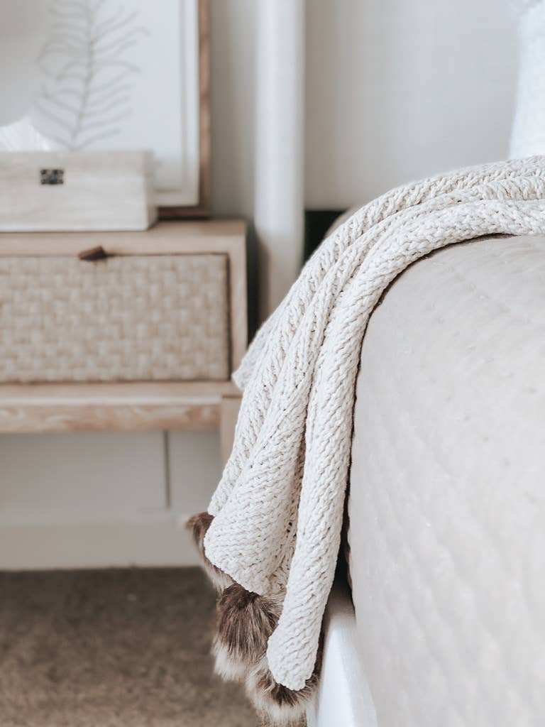 DWELL Home Shoppe - Vente Plaids - Couvre-lit crème avec pompons en fausse fourrure6