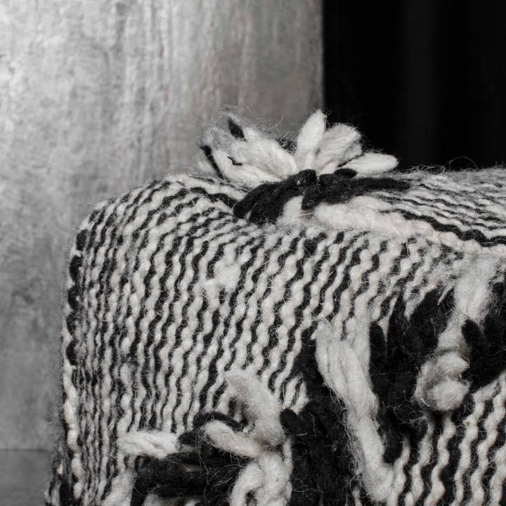 MAISON ATLAS - Wholesale Poef - Vintage Handgeweven Marokkaanse Kilim Poef 60 cm x 60 cm x 20 cm2