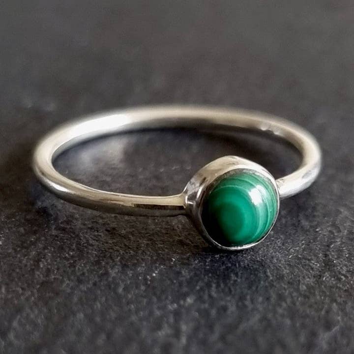 Unisex 5mm Rund Malakit Stapelring | Sterlingsilver för wholesale av Mistry Gems