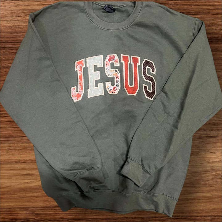 Sweatshirt brodé avec application de Jésus pour la vente par Simply You Customs