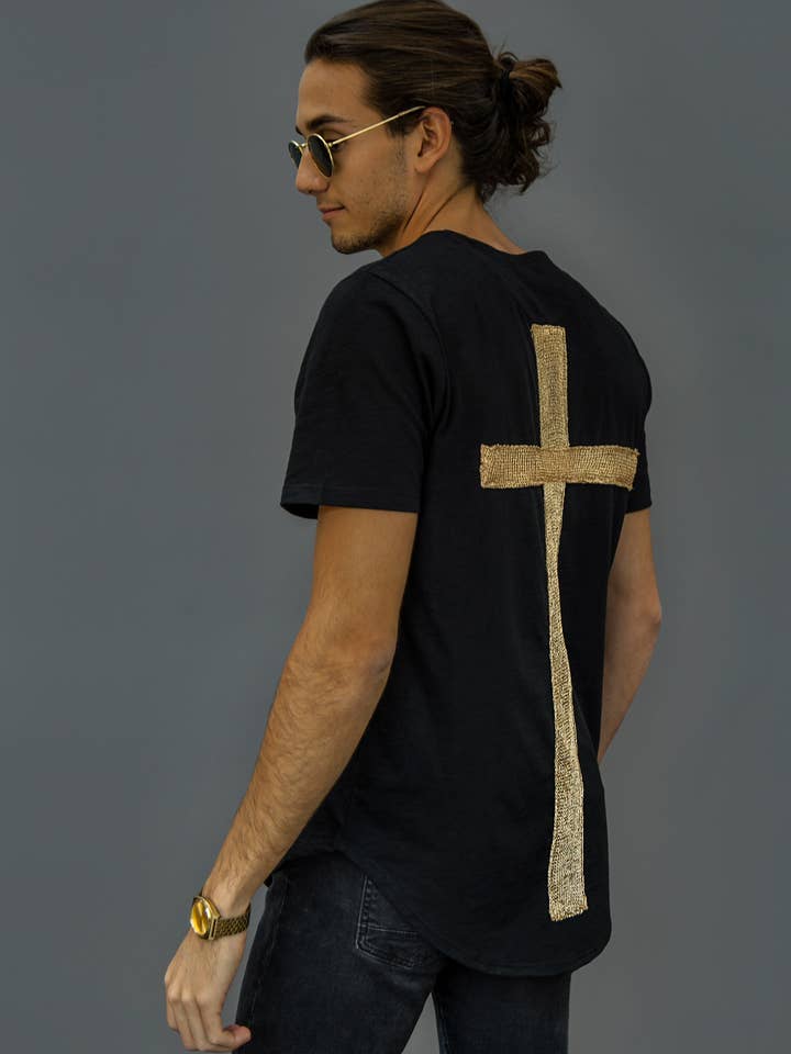 T-shirt Saint nera con ciondolo a forma di croce metallico per la vendita all'ingrosso da parte di Young God