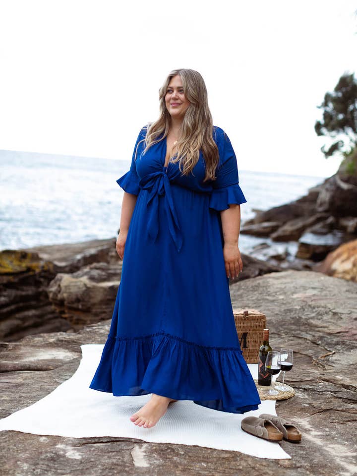 Robe longue nouée devant Nicole en cobalt pour la vente par Dani Marie