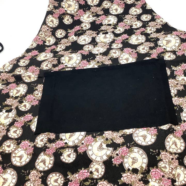 All Little Cute Things – wholesale Förkläde – Förkläde. Alice i Underlandet Am Late Clock Tea House Värdinna4