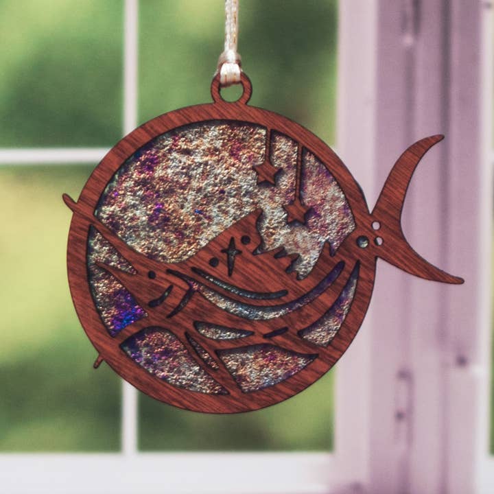 Ornement de poisson-voile - Bois & Verre pour la vente par Dee Janssen GlassWorks