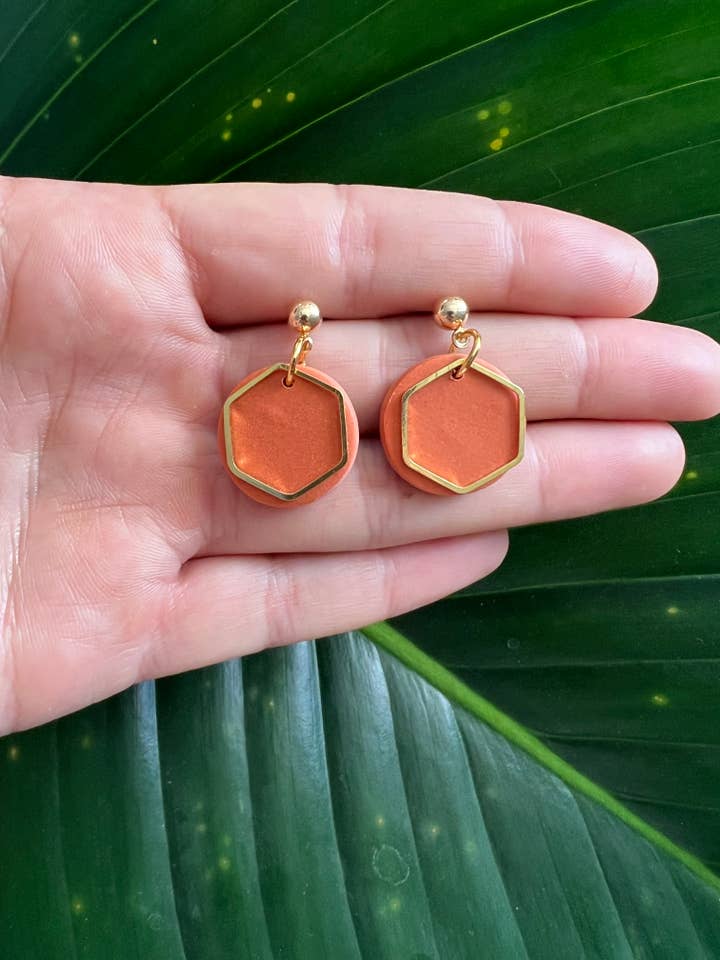 Pendentifs en argile hexagonale orange brûlée pour usage quotidien pour la vente par Daisy Lane Studio