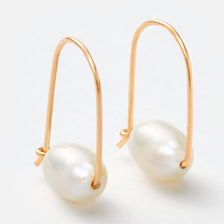 Gouden kleine zwevende parel oorringen voor wholesale door Sara Patino Jewelry