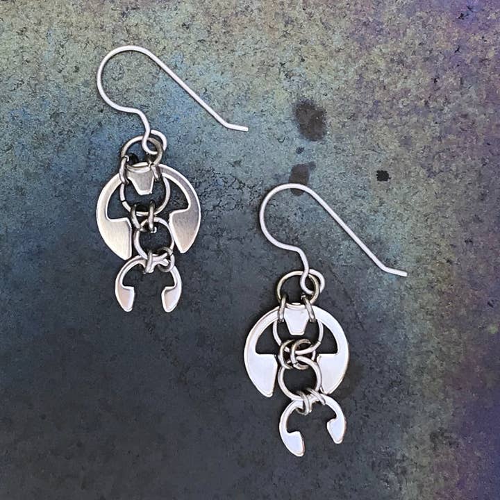 Boucles d'oreilles Fuchsia (Courtes) pour la vente par Wraptillion