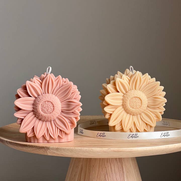 Bougie Tournesol Artisanale : Bougie Pilier en Soja Végane, Décoration d'Intérieur pour la vente par Estelle Studio