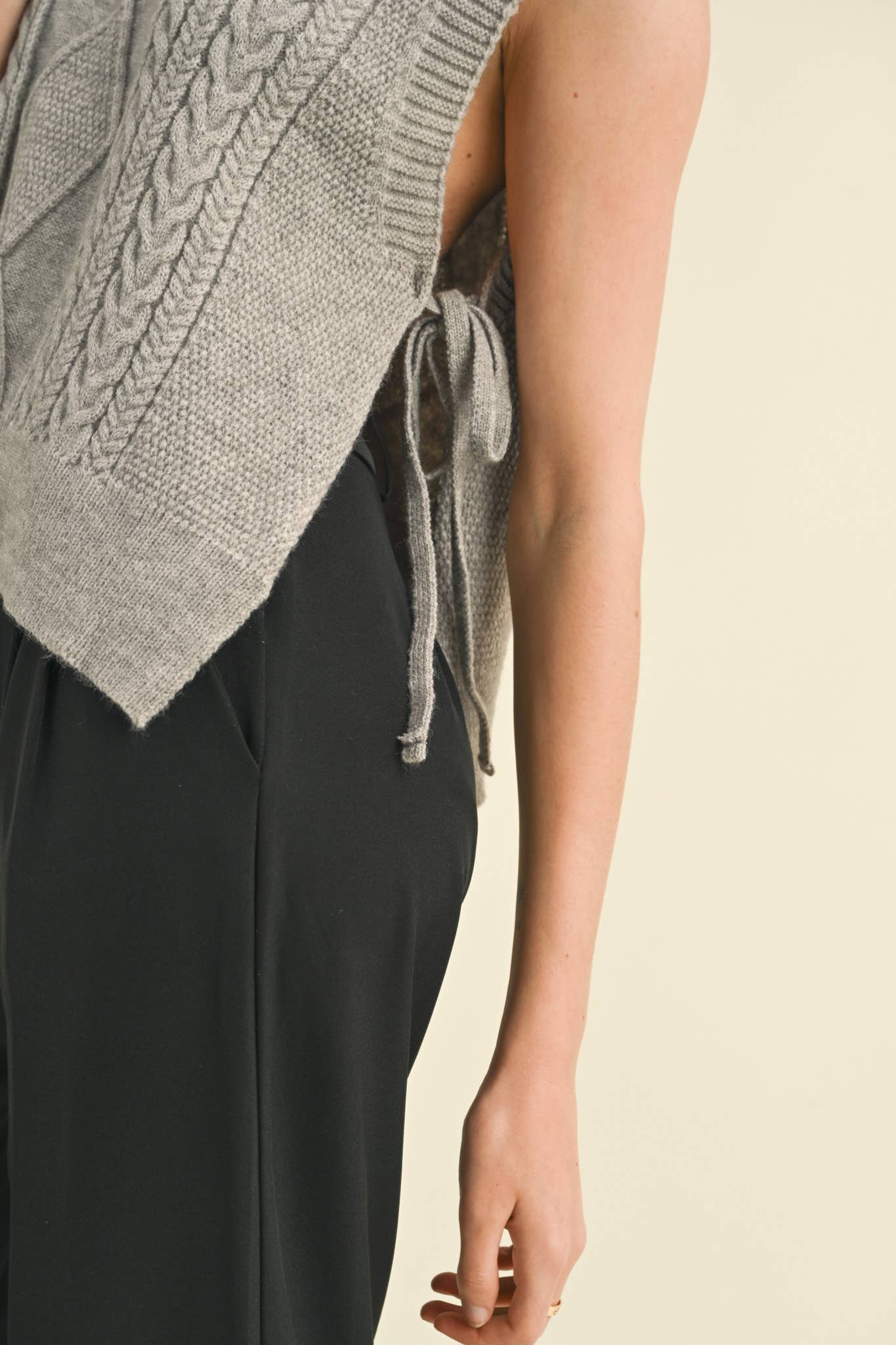 &MERCI - Wholesale Sweater Vest - Women's - CABLE KNIT SIDE TIE SWEATER VEST MSW1063712