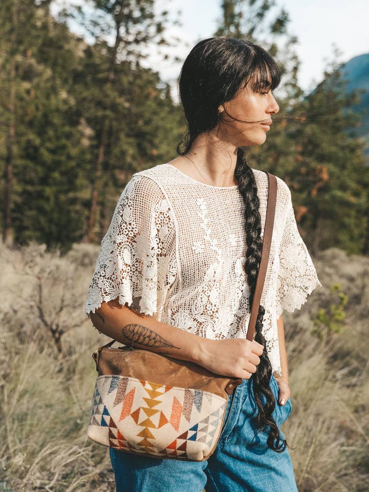 Crossbody van gewaxt canvas en leer: Adventurer Utility Style voor wholesale door Grace Design