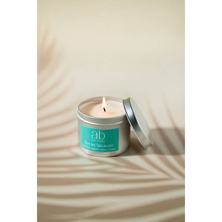 Handgemaakte geurkaars happy holidays message 180g voor wholesale door Atelier Bougies