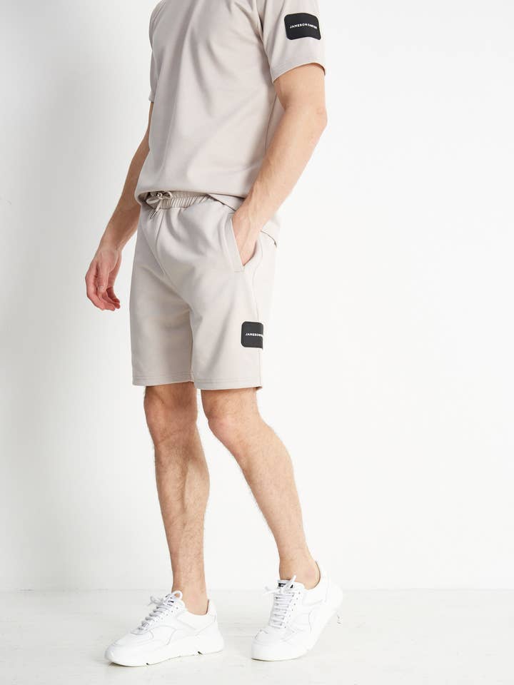 Pantaloncini firmati Matthews per la vendita all'ingrosso da parte di Jameson Carter