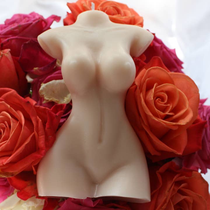 Femme Fatale: Handgjort sojavax Sexigt kurvigt kvinnlig kroppsljus för wholesale av Sapphic Flames