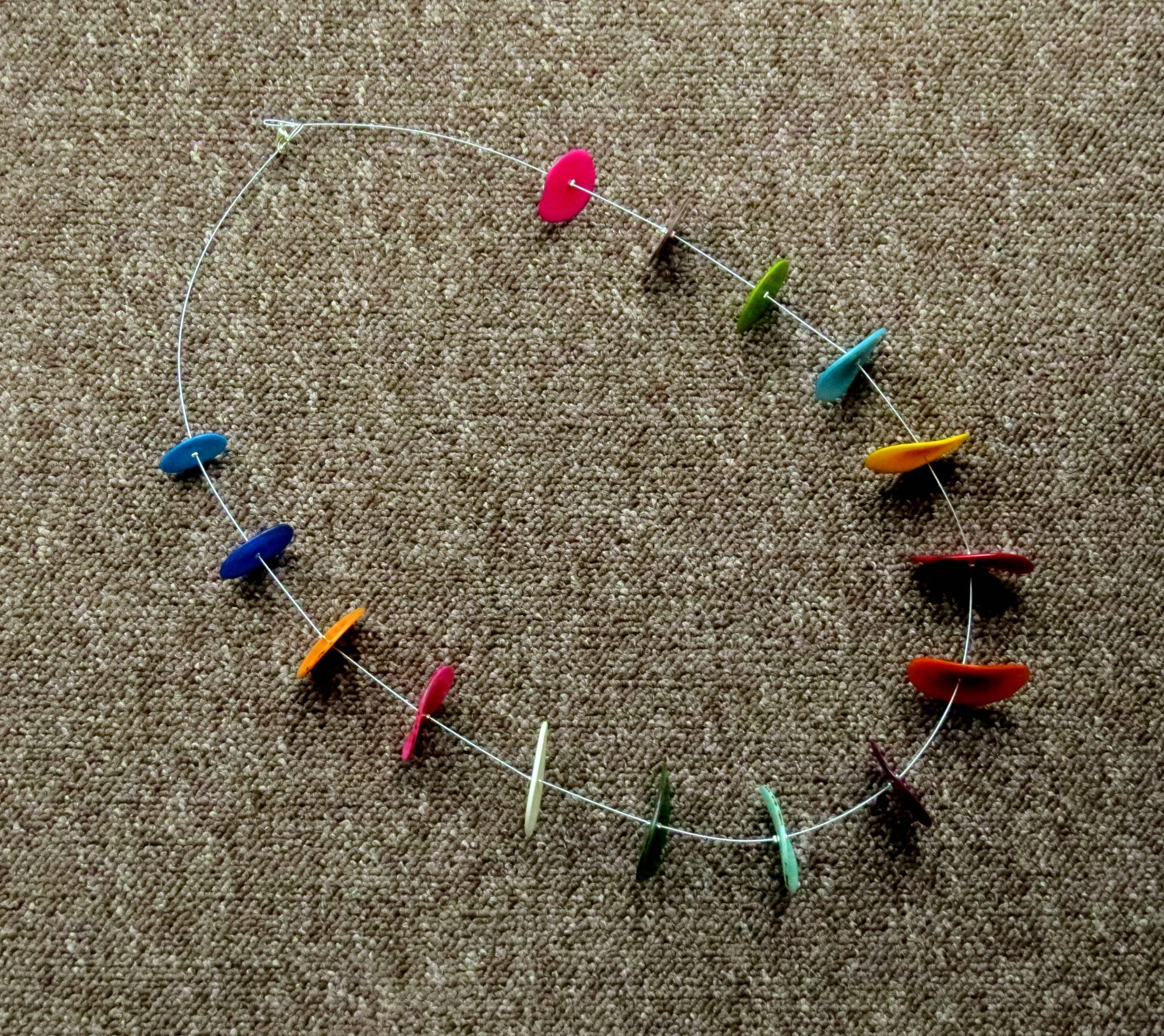 Ans Designs – wholesale Beaded/pearl necklace – Crossed petals1