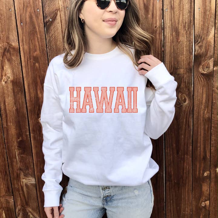 Graphique personnalisé Hawaii College Town State Vintage pour femmes pour la vente par Rising Tide Vintage