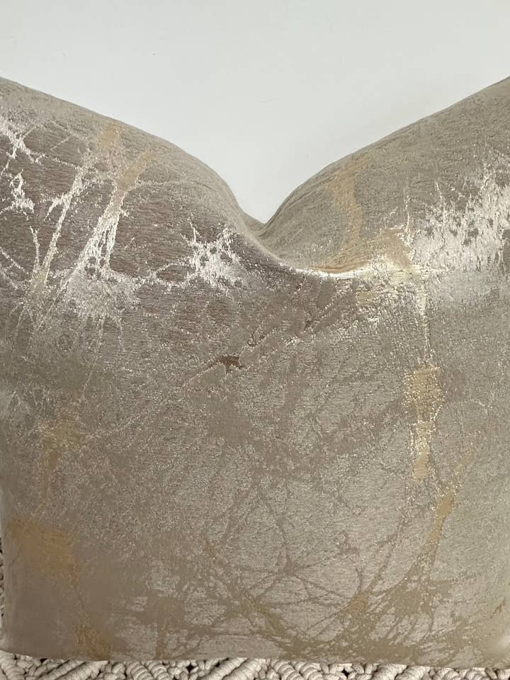 El Cojín de Alta Costura - El Greige Cooper - Estilo N.º 138 para venta al por mayor de The Couture Cushion