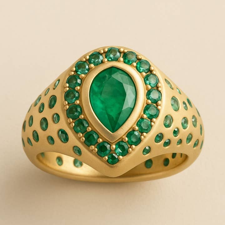 Anel “Sanctum” em Ouro 18k com Esmeralda em Forma de Pêra e Halo Pavé (Cópia) por atacado de Lily flo jewellery