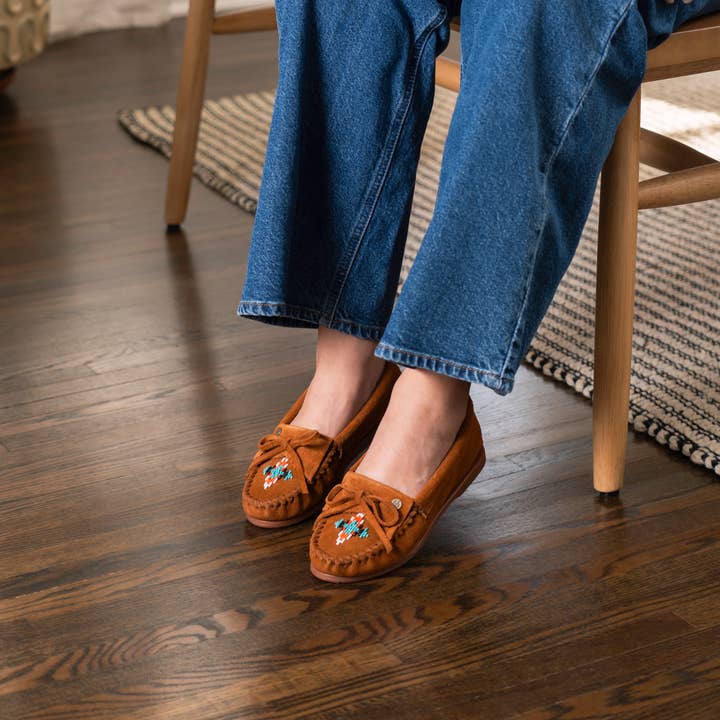 Minnetonka - Wholesale Loafers - Women's - Women's Nizhoni Suede Beaded Moccasins5