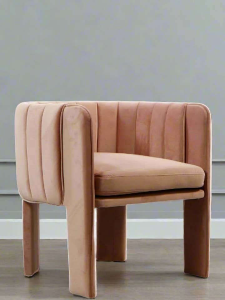 Olivia loungestol med channel tuftet design i blush for engroshandel hos Statements by J