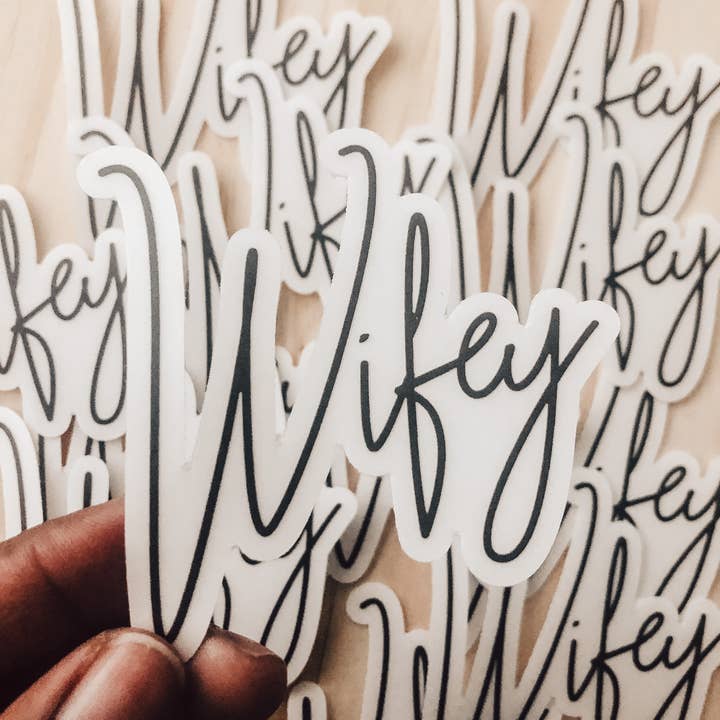 Alex Greco Lettering – Engroshandel Klistermærke – Wifey klar mærkat1