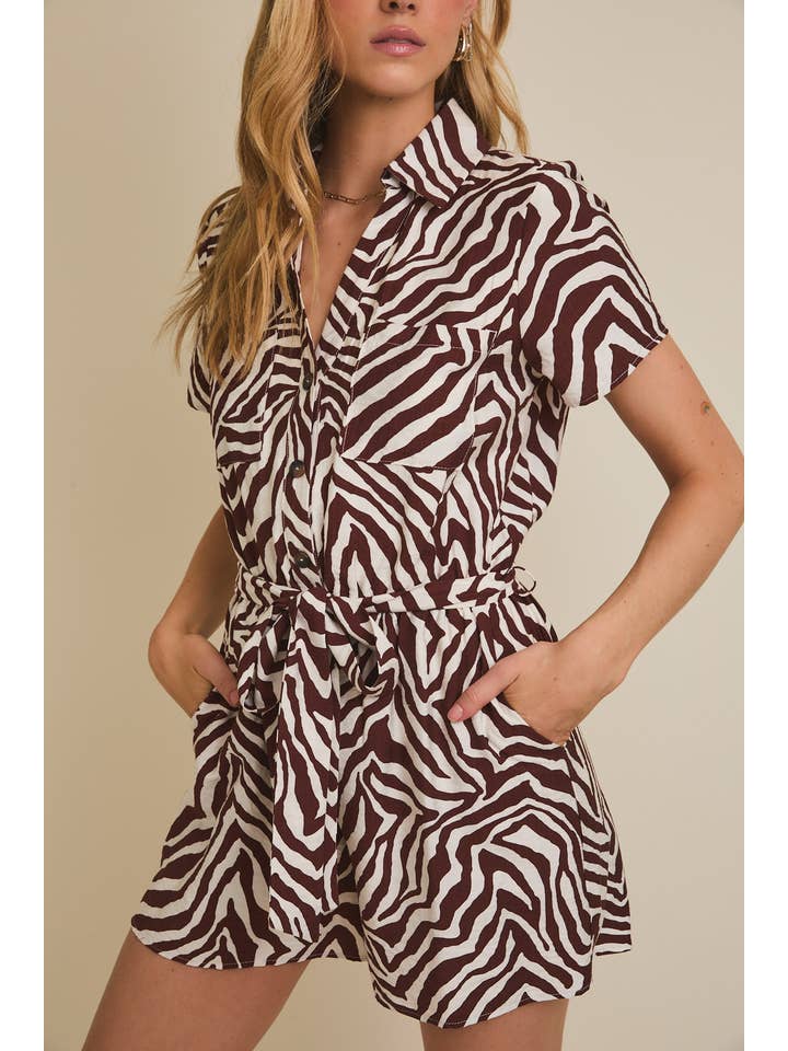 ZÈBRE IVOIRE-BRUN COMBISHORT ZÉBRÉ À MANCHES COURTES AVEC COL BOUTONNÉ ET CEINTURE À LA TAILLE en vente sur Faire4