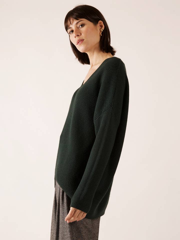 JULIA PARIS – wholesale Knitted jumper – Women′s – Ribbed knit V-neck sweater