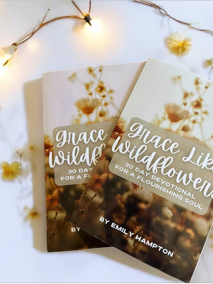 Grace Like Wildflowers: devozionale di 30 giorni per donne per la vendita all'ingrosso da parte di Spoon Jewelry By Emily