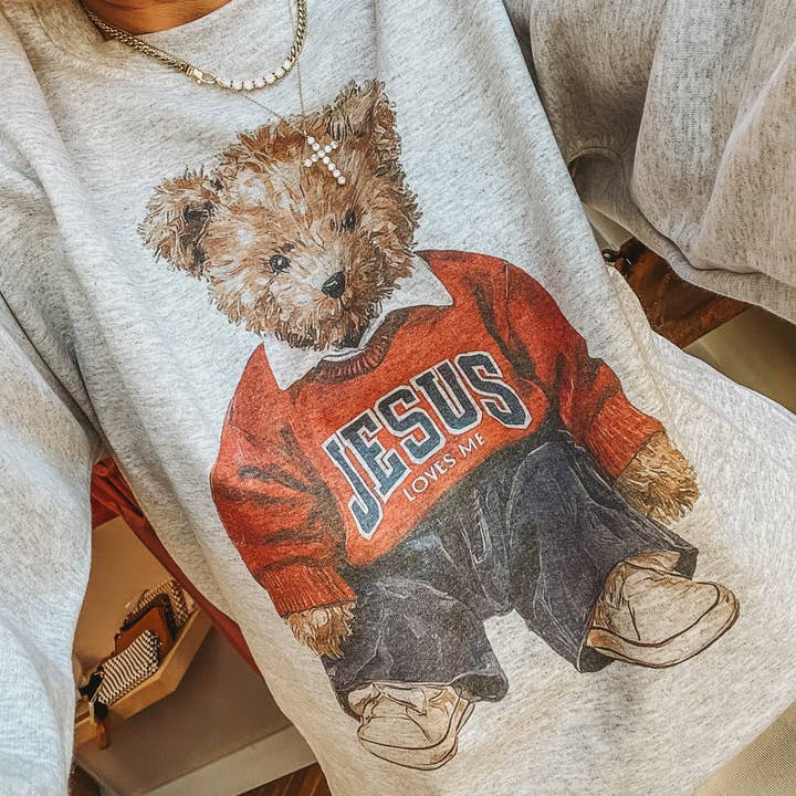 Sweat-shirt religieux à col rond avec ours en peluche "Jésus m'aime" pour la vente par Amy Anne Apparel Inc