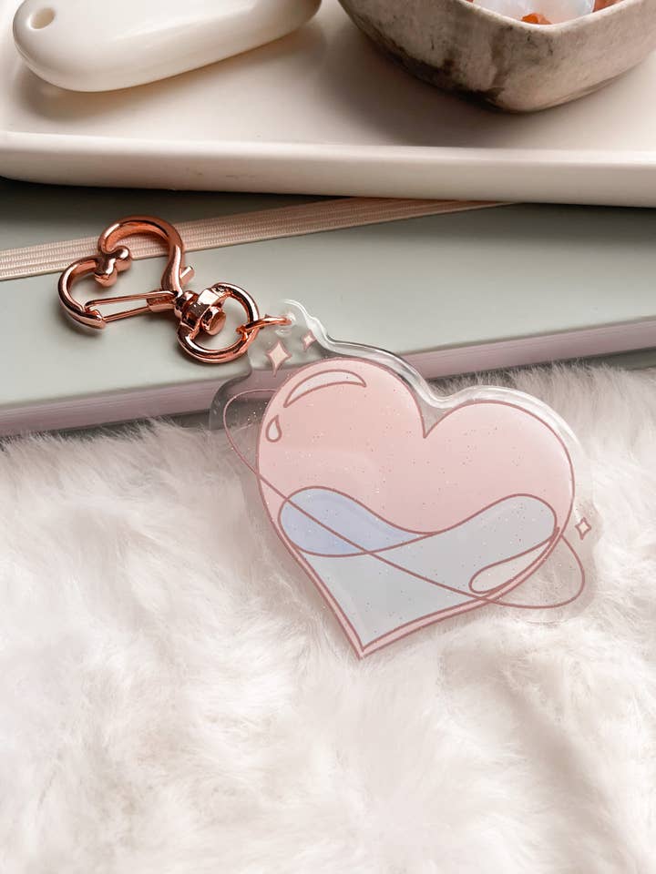 Porte-clés à paillettes cœur tournant pour la vente par Celestial Bia