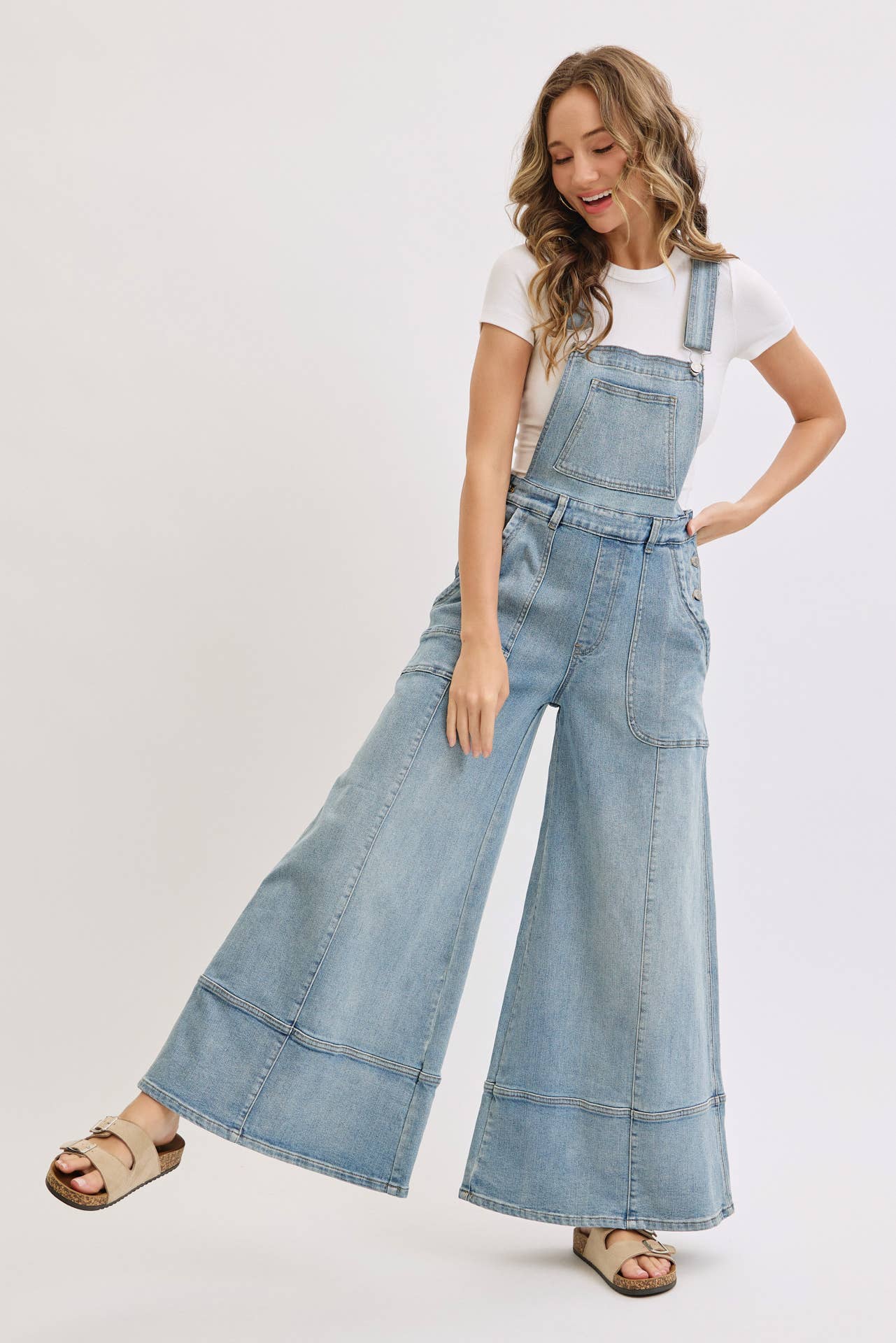 DENIMBLAUW DENIM OVERALL MET WIJDE PIJPEN voor groothandel op Faire0