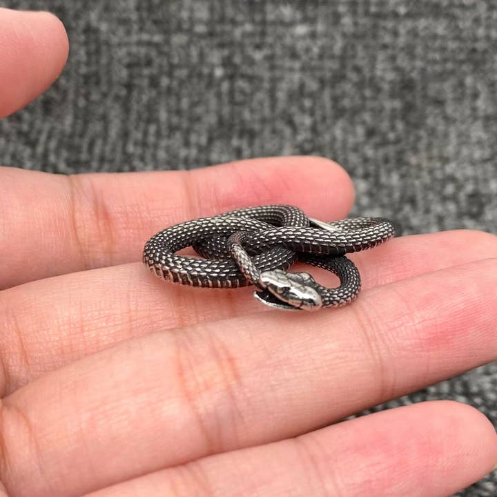 Mio Queena - Wholesale Craft Supplies - Stainless Steel Ouroboros Blackening Snake Pendant - MJ/MNP2