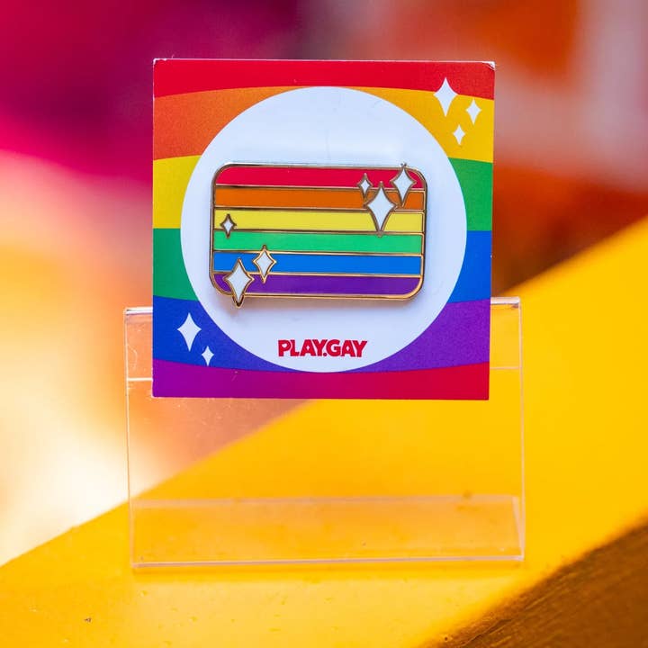 Spilla smaltata bandiera arcobaleno – Orgoglio Gay LGBT per la vendita all'ingrosso da parte di Play.Gay