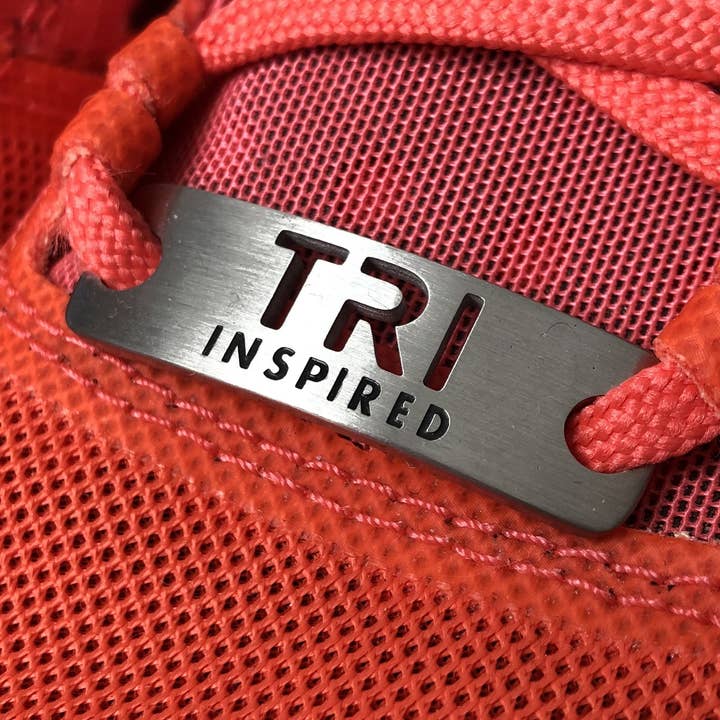TRI INSPIRERAD SKOT för wholesale av ATHLETE INSPIRED, Inc.