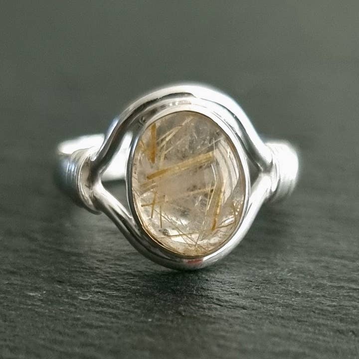 Bague Moderne Ovale en Quartz Rutile Doré | Argent Sterling 925 pour la vente par Mistry Gems