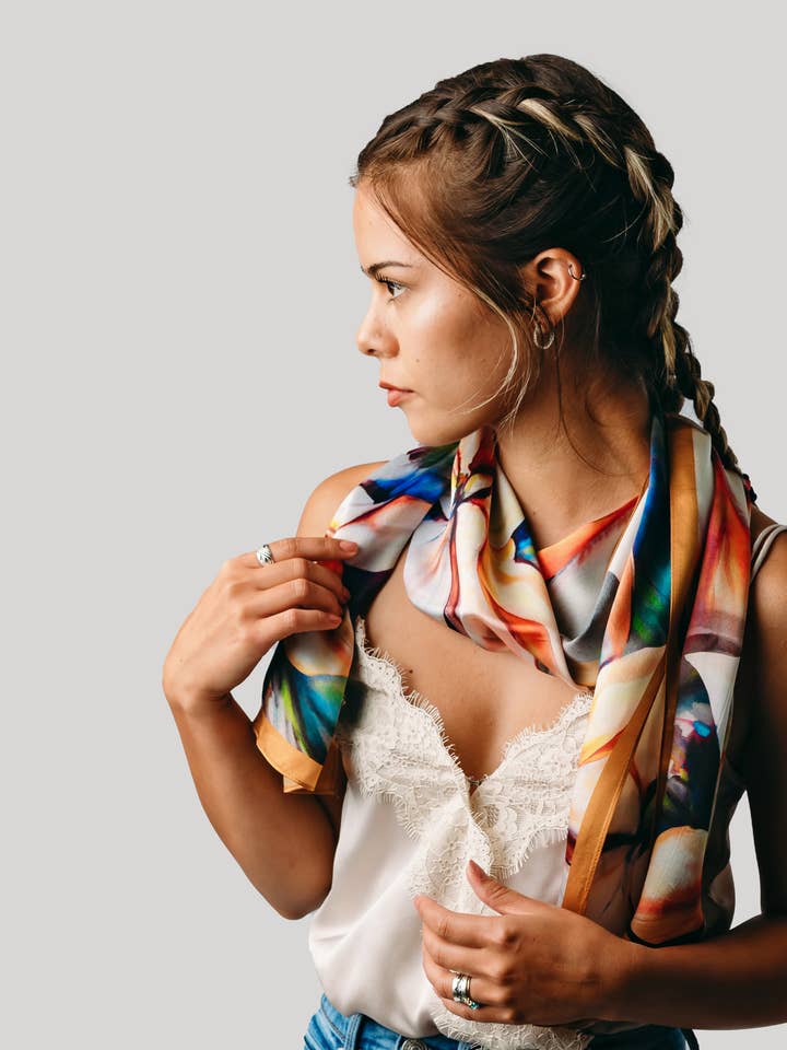 Sciarpa di seta Poinsettia - Sciarpa in seta bianca Holiday - Satin per la vendita all'ingrosso da parte di Silk Squirrel