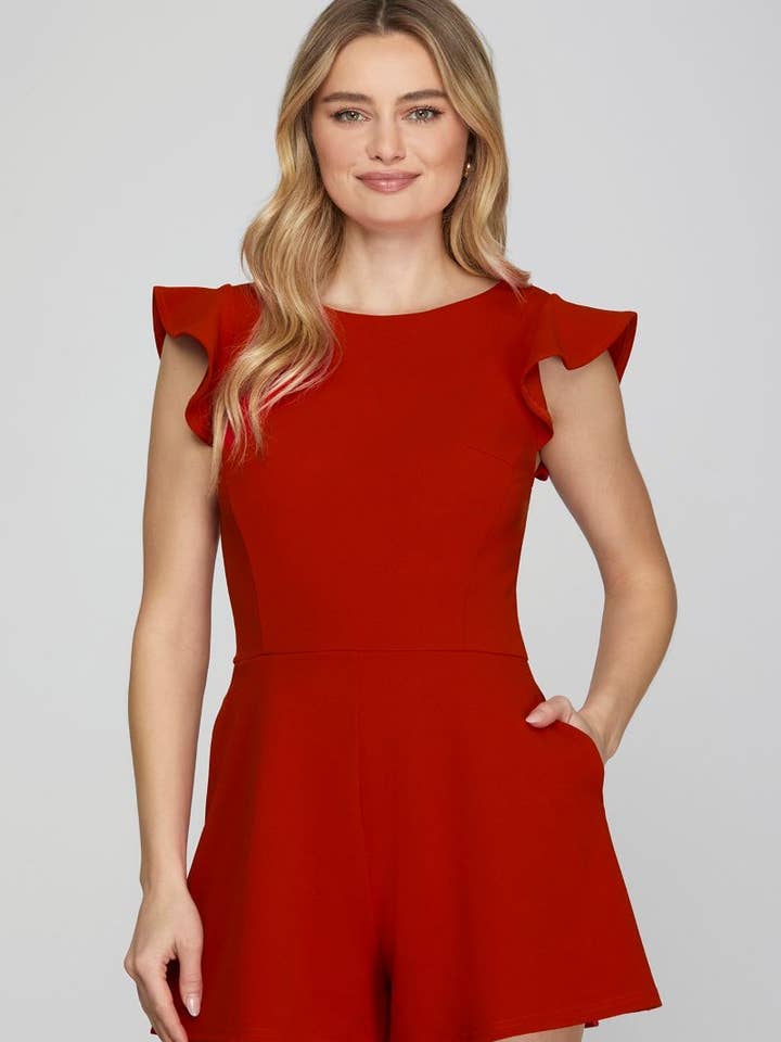 RØD STRIKKET ROMPER MED FLÆSEDE ÆRMER, DETALJERET RYG OG LOMMER for engroshandel hos Stylish Wholesale