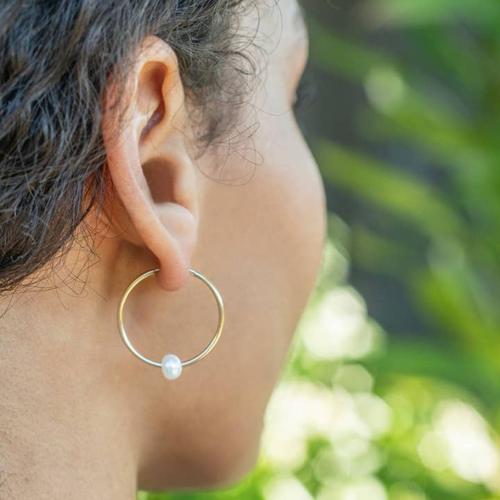 Boucles d'oreilles créoles perle d'eau douce pour la vente par Kris Nations
