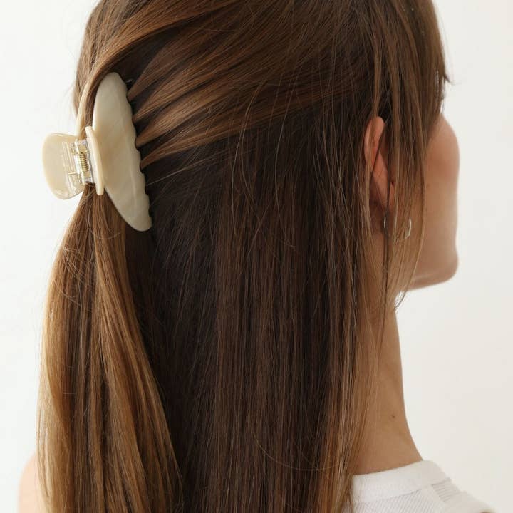 Kōv Essentials (No duties or tariffs for CA+USA) - Wholesale Hair Clip - Women's - Demi Clip in Vanilla1