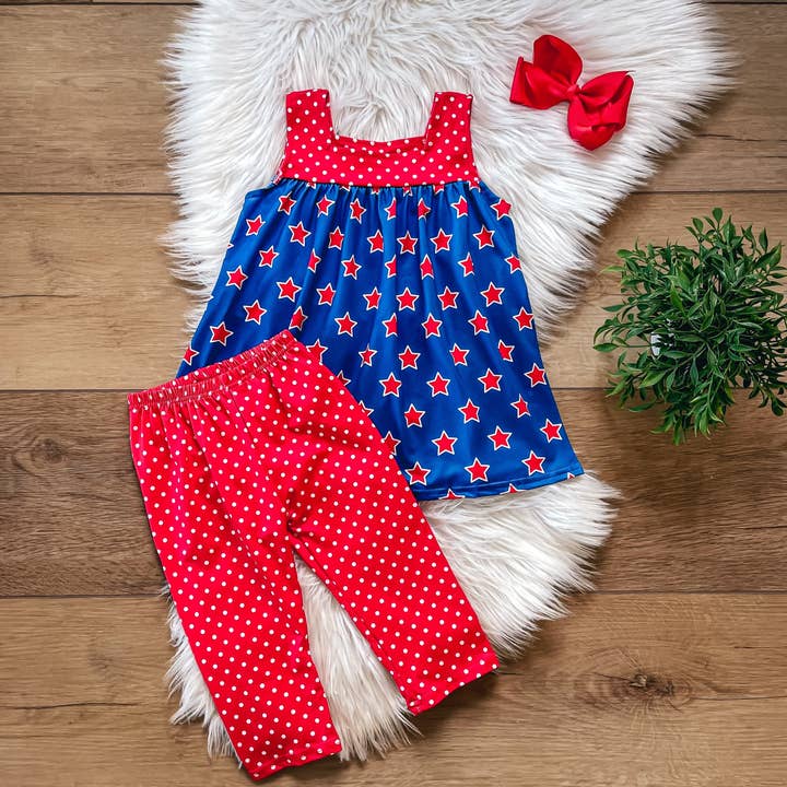 Ensemble capri Americana à pois et étoiles par Wellie Kate pour la vente par Wellington Design Co.