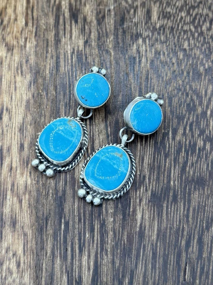 Boucles d'oreilles pendantes en argent sterling fait main Navajo avec turquoise Kingman. pour la vente par Native City Jewelry