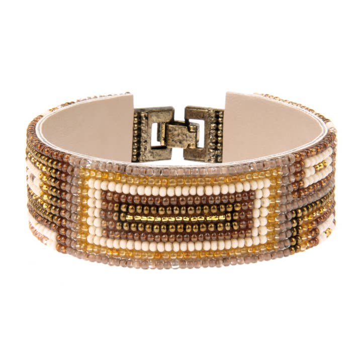 Bracelet motif Albers en perles de rocaille cousu main Crème Doré pour la vente par Erik & Mike