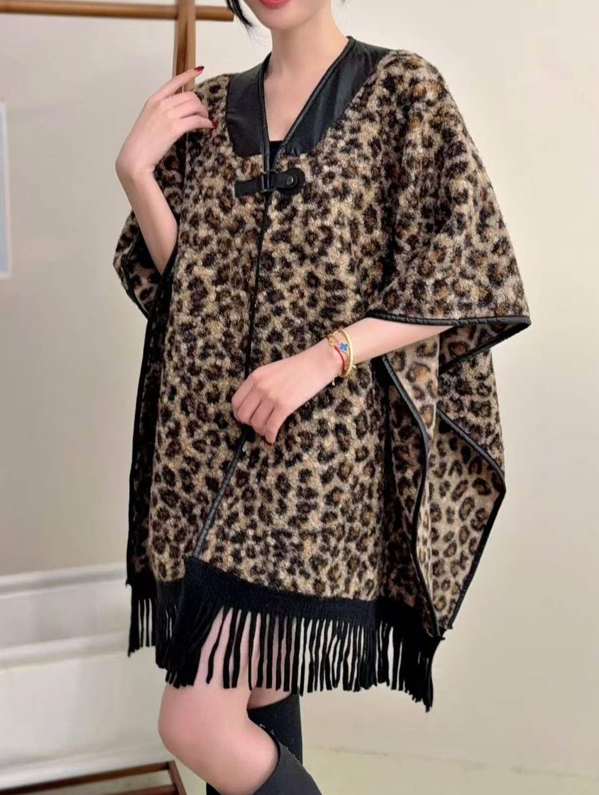 PEACH ACCESSORIES - Wholesale Poncho - Dames - Luipaardprint poncho met kwastjes PE3953